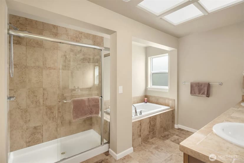 Property photo for 122 Ilwaco Place Se, Renton photo 14