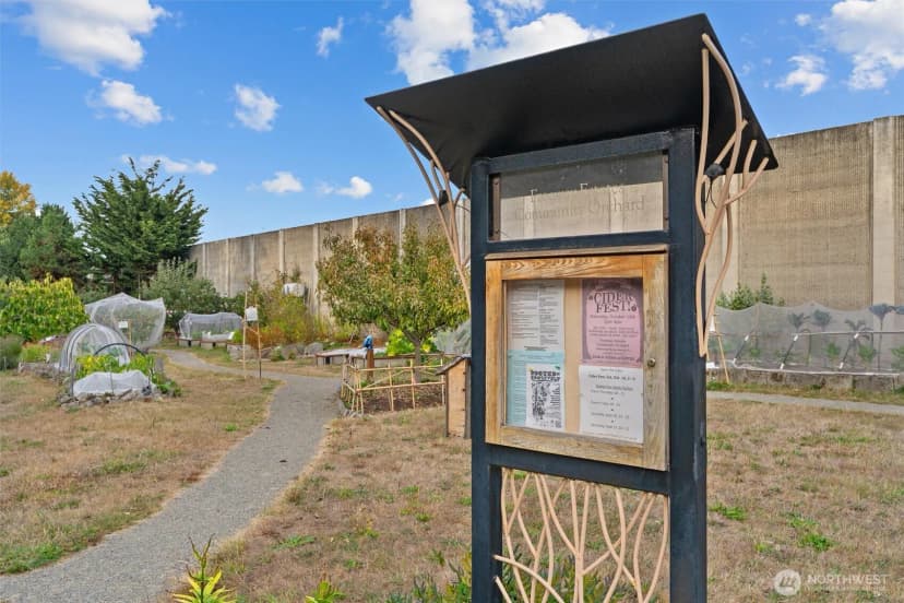 Property photo for 6063 6th Avenue Ne, Seattle photo 32
