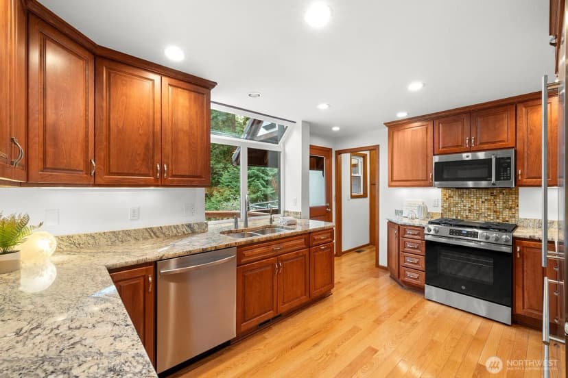 Property photo for 2310 Squak Mountain Loop Sw, Issaquah photo 12