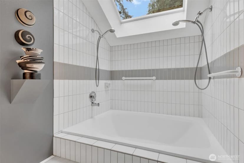 Property photo for 621 Bellevue Way Se, Bellevue photo 26