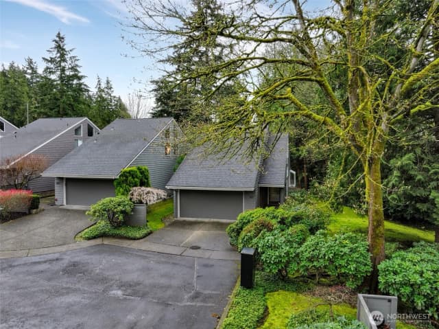 Property photo for 621 Bellevue Way Se, Bellevue photo 3