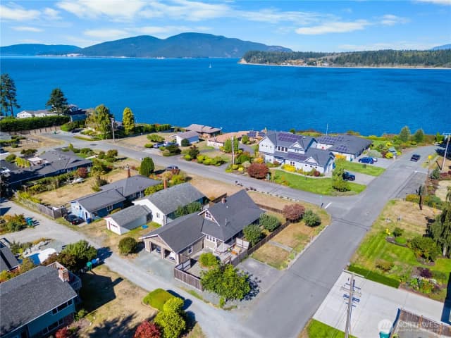 Property photo for 1108 C Avenue, Anacortes photo 2