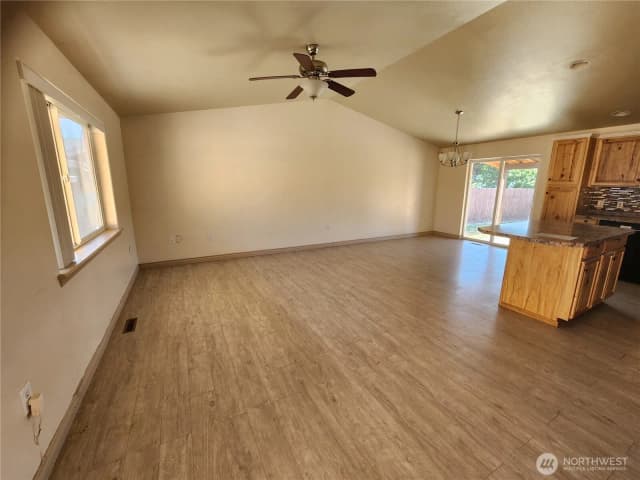 Property photo for 1070 S 4th Avenue, Othello photo 3
