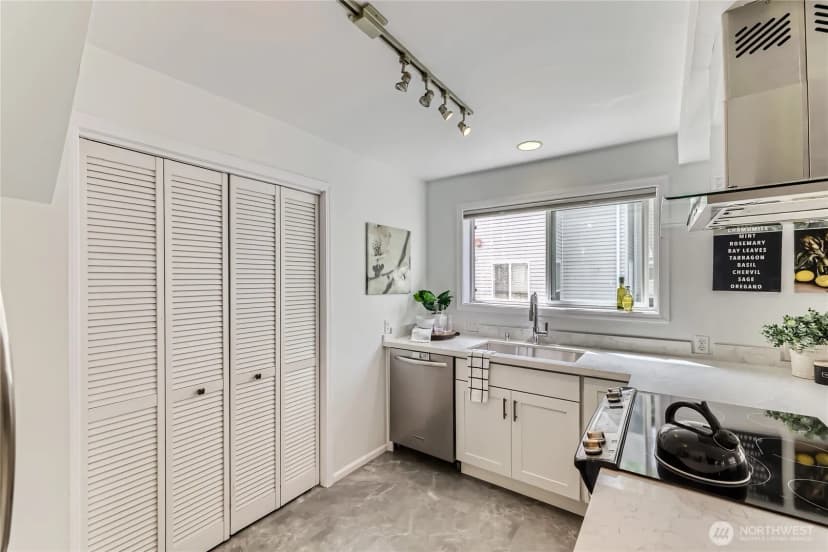 Property photo for 2801 Ne 130th Street #c101, Seattle photo 8