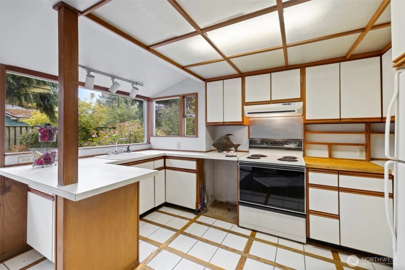 Property photo for 12520 24th Avenue Ne, Seattle photo 16