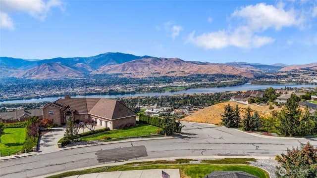 Property photo for 2327 Grand Avenue, East Wenatchee photo 2