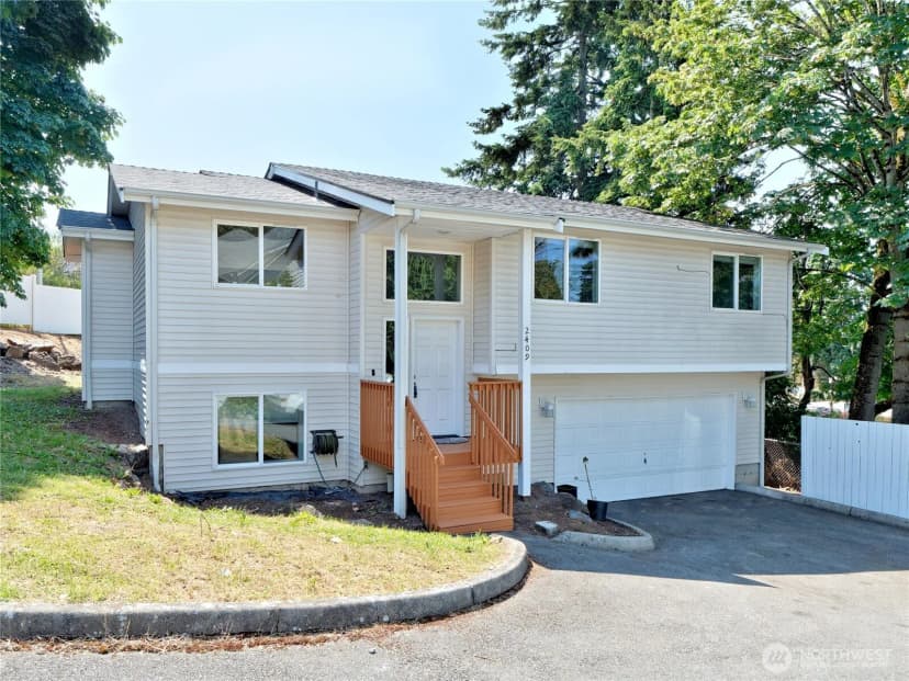Property photo for 2409 Ne 11th Court, Renton photo 27