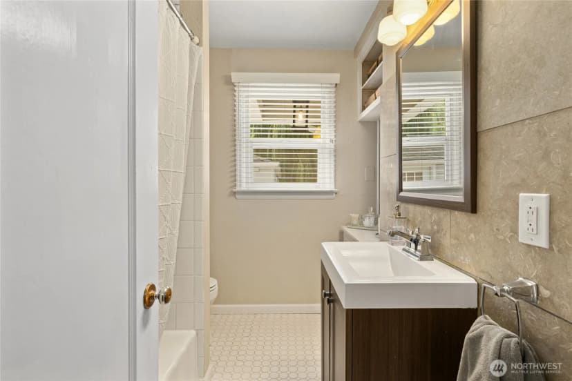 Property photo for 2020 Sunset Drive W, University Place photo 10
