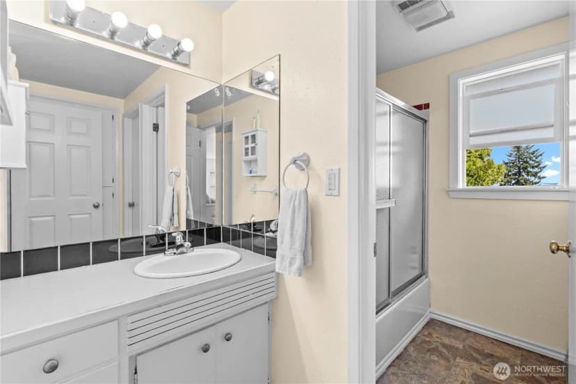 Property photo for 17916 Military Road S, Sea Tac photo 14
