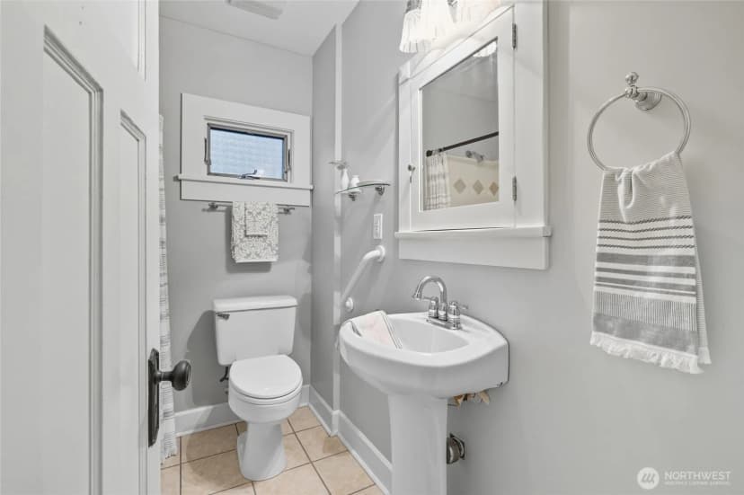 Property photo for 4417 Thackeray Place Ne, Seattle photo 20