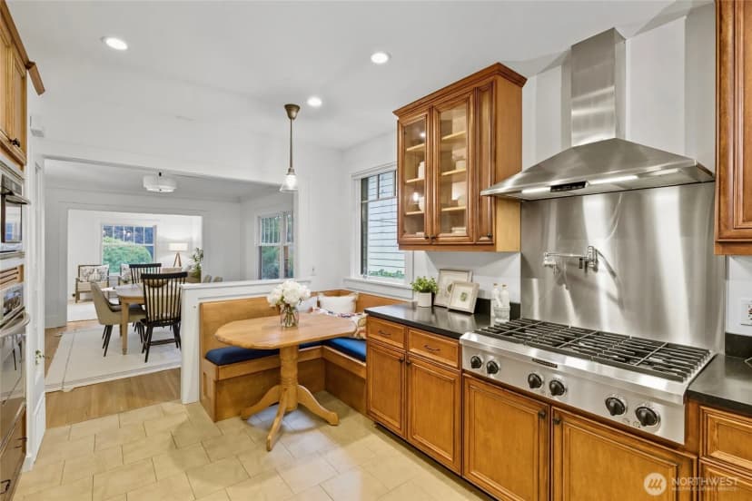Property photo for 4417 Thackeray Place Ne, Seattle photo 12