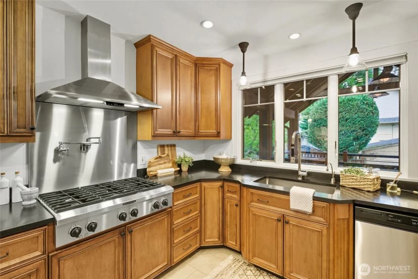 Property photo for 4417 Thackeray Place Ne, Seattle photo 13
