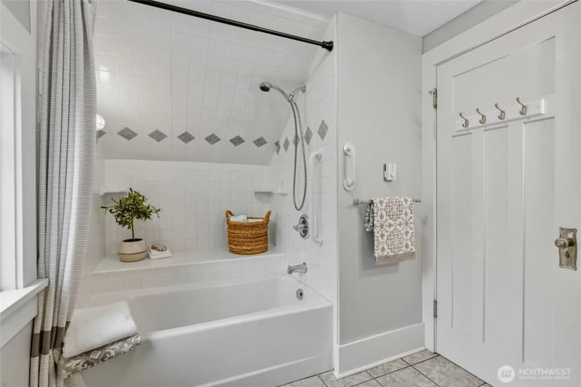 Property photo for 4417 Thackeray Place Ne, Seattle photo 26