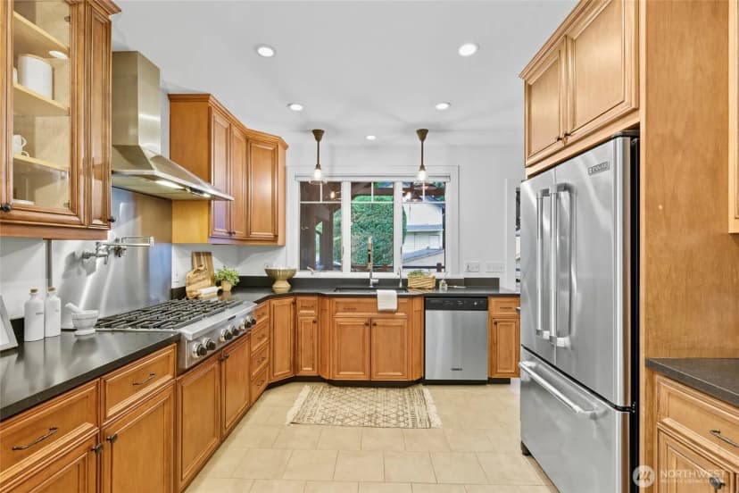 Property photo for 4417 Thackeray Place Ne, Seattle photo 11