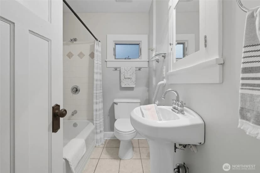 Property photo for 4417 Thackeray Place Ne, Seattle photo 19