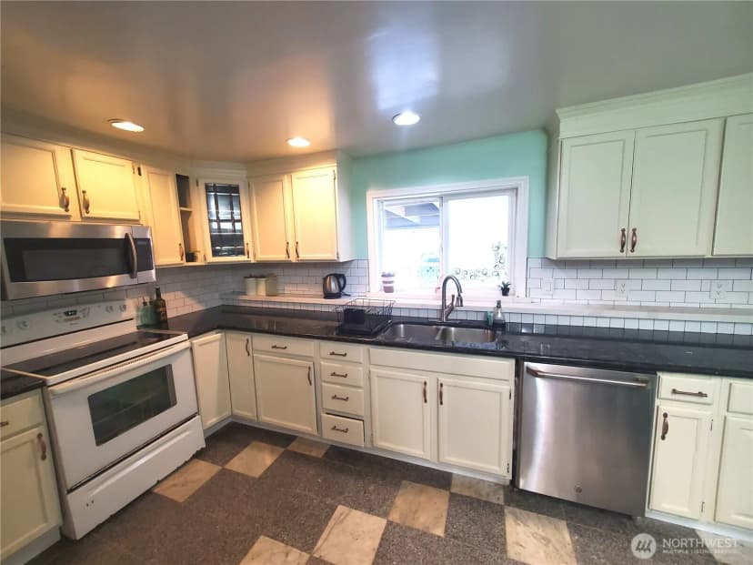 Property photo for 16 E Intercity Avenue, Everett photo 4