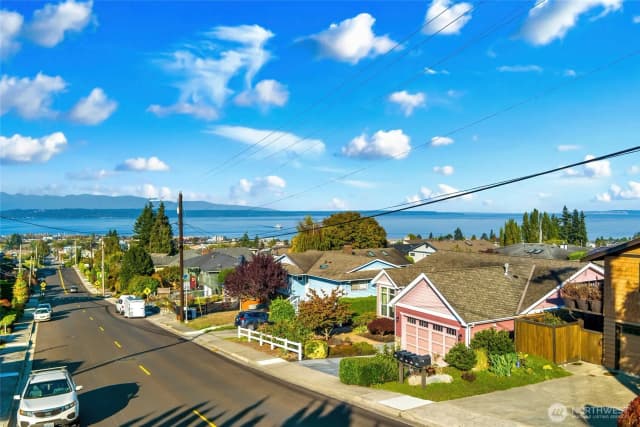 Property photo for 833 Walnut Street, Edmonds photo 2