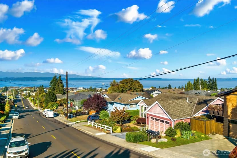 Property photo for 833 Walnut Street, Edmonds photo 2