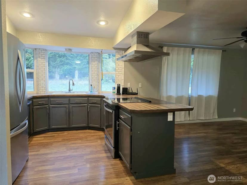 Property photo for 30118 14th Avenue E, Roy photo 8