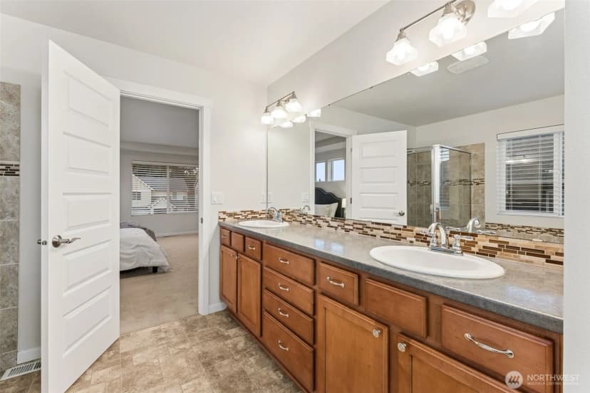 Property photo for 9526 S 235th Place, Kent photo 16