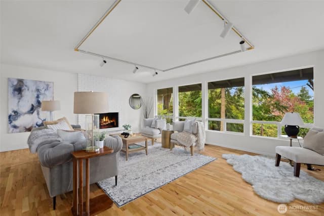 Property photo for 10213 Ne 22nd Place, Bellevue photo 3