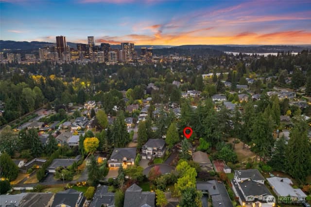 Property photo for 10213 Ne 22nd Place, Bellevue photo 2