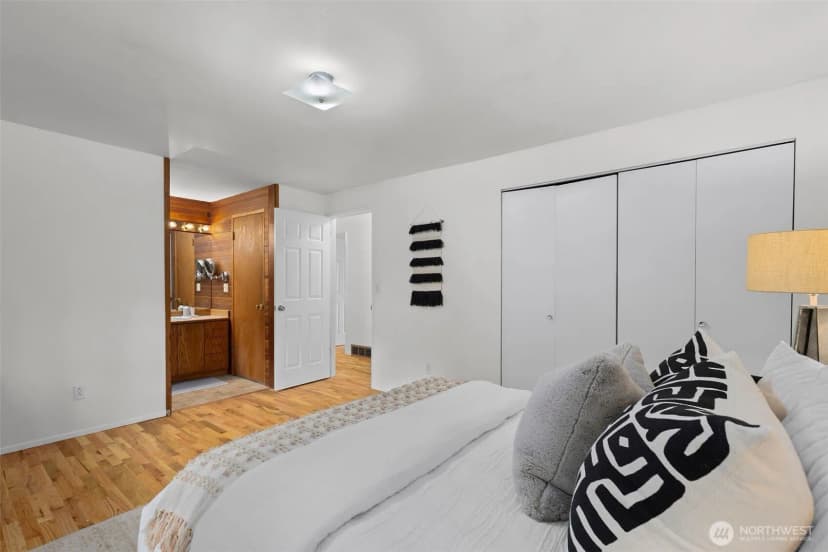Property photo for 10213 Ne 22nd Place, Bellevue photo 12