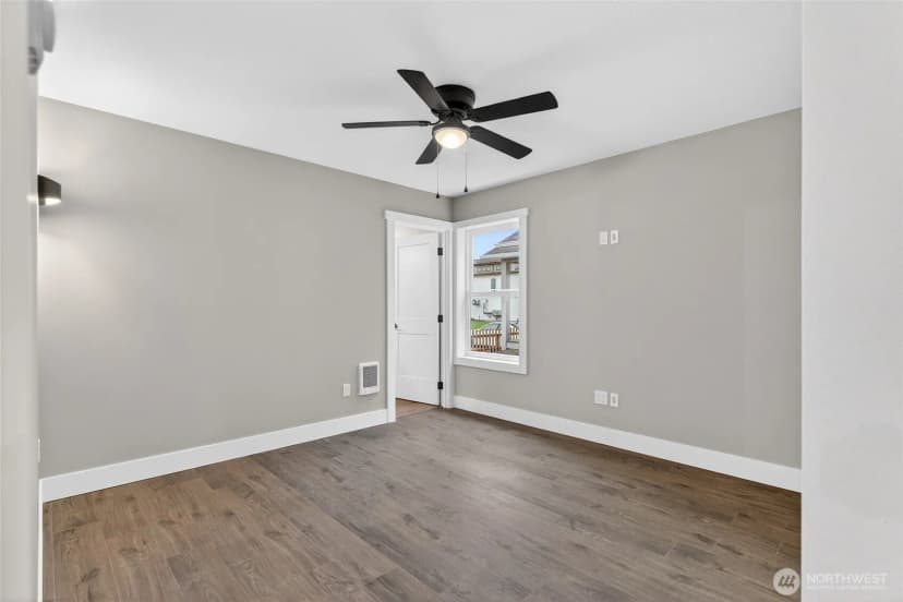 Property photo for 109 7th Street Sw, Long Beach photo 14