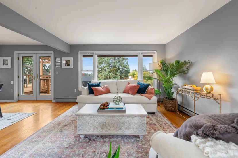 Property photo for 6545 47th Avenue Ne, Seattle photo 3