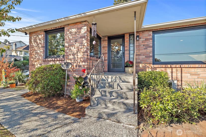 Property photo for 10127 Waters Avenue S, Seattle photo 4