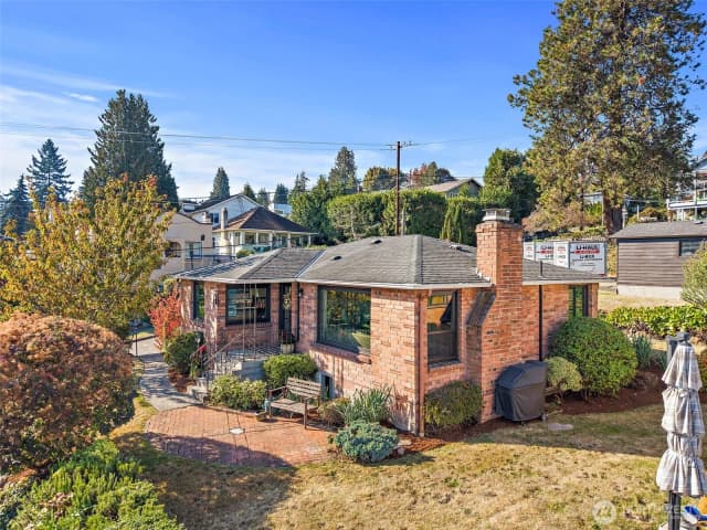 Property photo for 10127 Waters Avenue S, Seattle photo 2