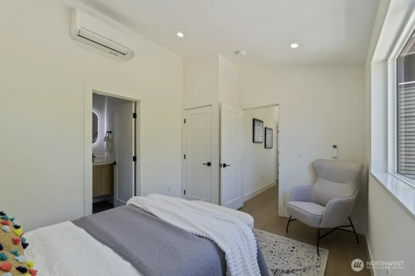 Property photo for 12048 5th Avenue Ne #b, Seattle photo 17
