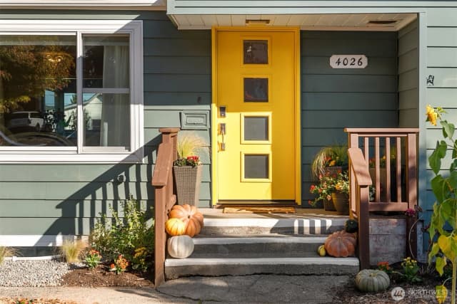 Property photo for 4026 52nd Avenue Sw, Seattle photo 2