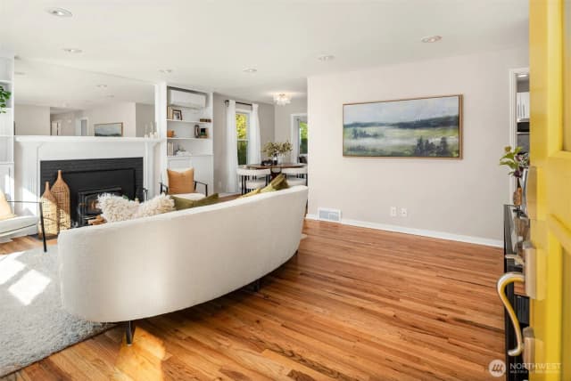 Property photo for 4026 52nd Avenue Sw, Seattle photo 3