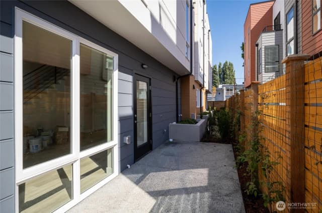 Property photo for 527 S Cloverdale Street #d, Seattle photo 4