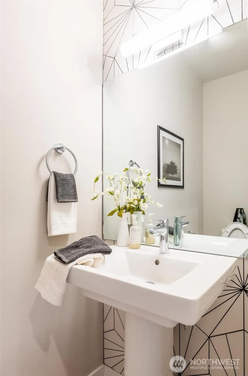 Property photo for 527 S Cloverdale Street #d, Seattle photo 8