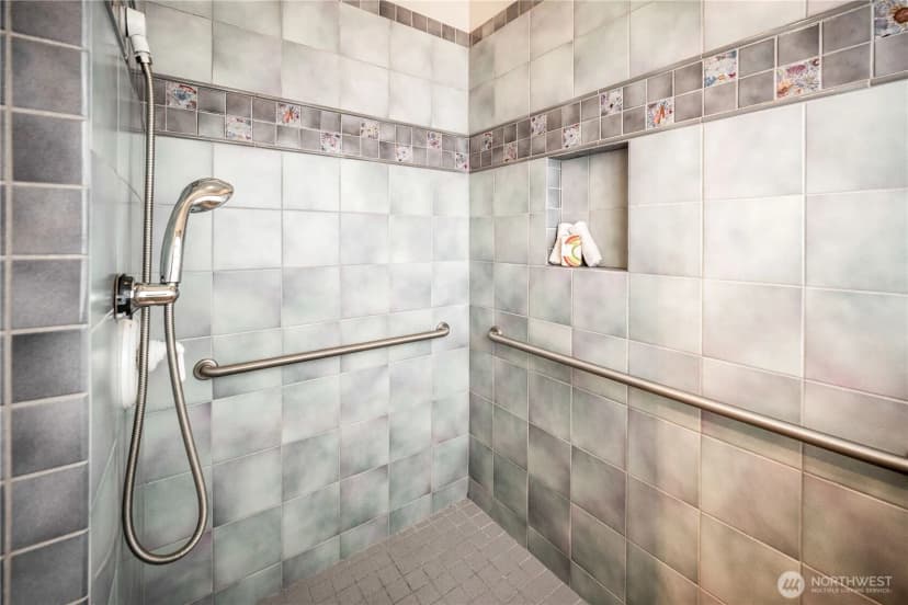 Property photo for 8204 East Side Drive Ne, Tacoma photo 20