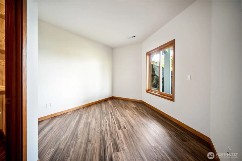 Property photo for 8204 East Side Drive Ne, Tacoma photo 28