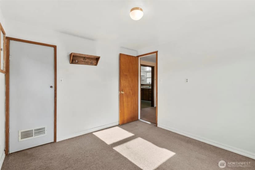 Property photo for 314 Washington Avenue Se, Orting photo 8