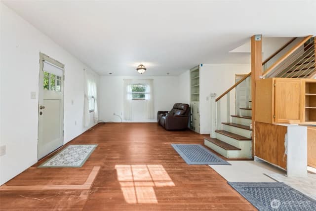 Property photo for 15620 21st Avenue Sw, Burien photo 2