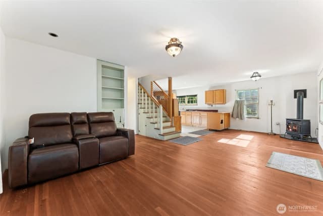 Property photo for 15620 21st Avenue Sw, Burien photo 3