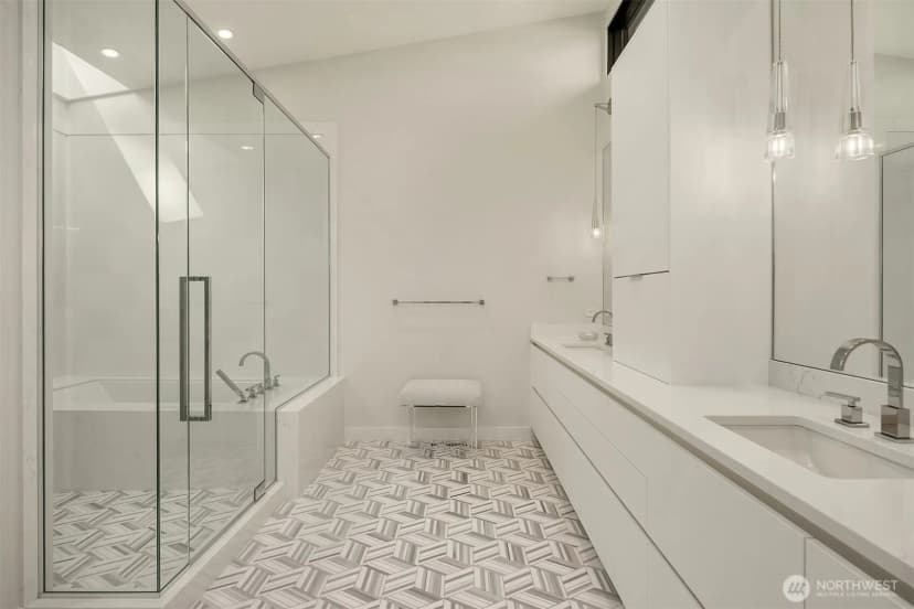 Property photo for 9723 Ne 15th Street, Clyde Hill photo 14
