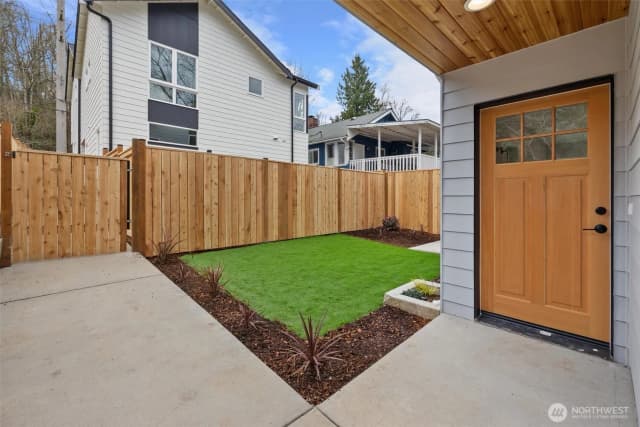 Property photo for 5984 26th Avenue Sw #c, Seattle photo 2