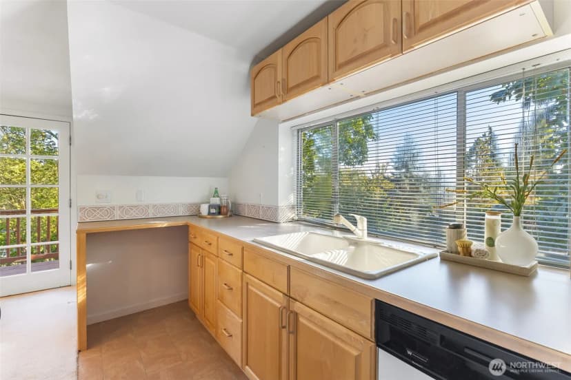Property photo for 5716 38th Ave Ne, Seattle photo 22