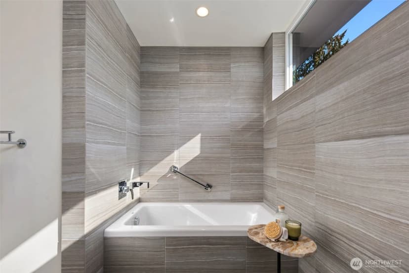 Property photo for 2117 5th Ave W, Seattle photo 17