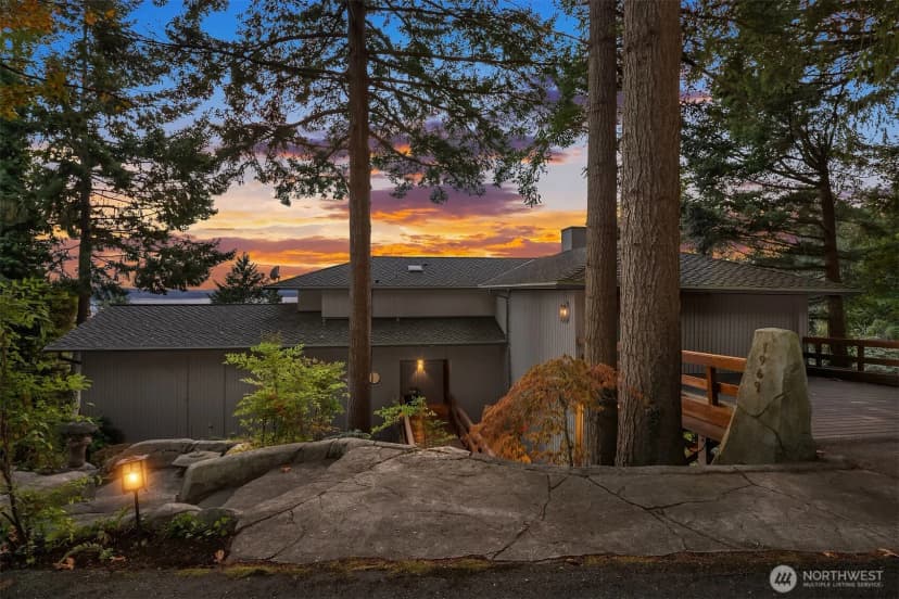 Property photo for 1969 Sw Hillcrest Road, Burien photo 2