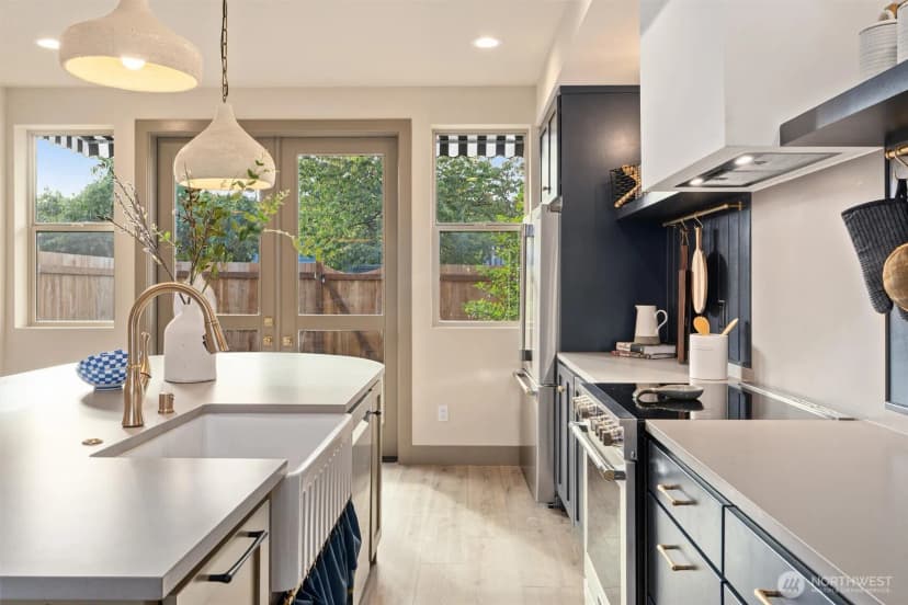 Property photo for 5033 25th Avenue Sw #b, Seattle photo 11