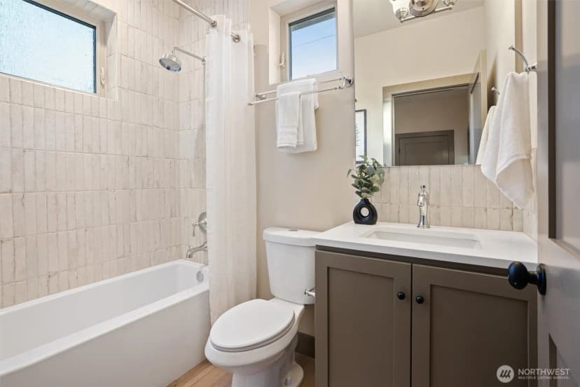 Property photo for 5033 25th Avenue Sw #b, Seattle photo 24