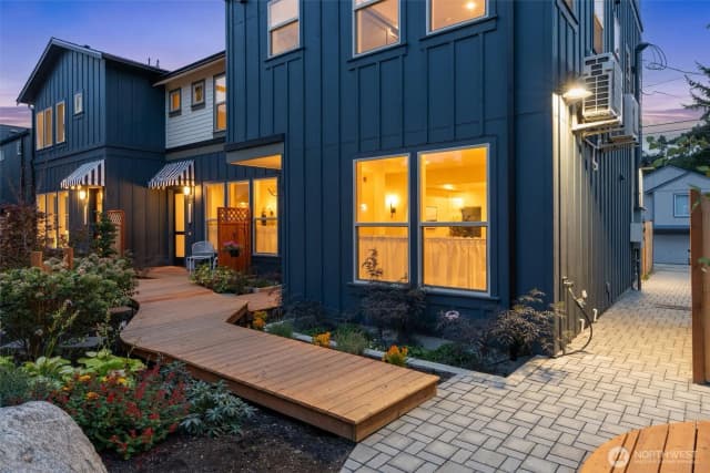 Property photo for 5033 25th Avenue Sw #b, Seattle photo 2