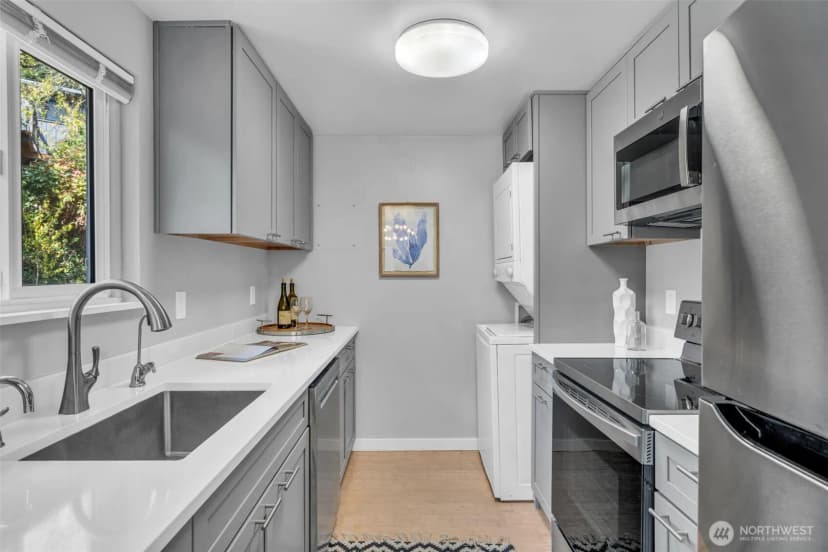 Property photo for 10237 31st Avenue Sw, Seattle photo 6
